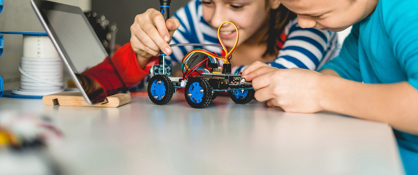 eine Schülerin und ein Schüler bei einem elektrotechnischen Experiment